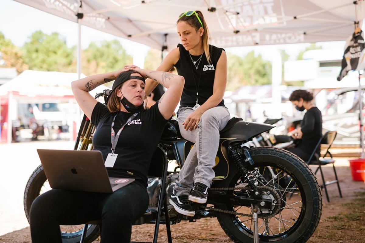 Un momento de descanso durante el BTR Road Racing 2021 de Royal Enfield