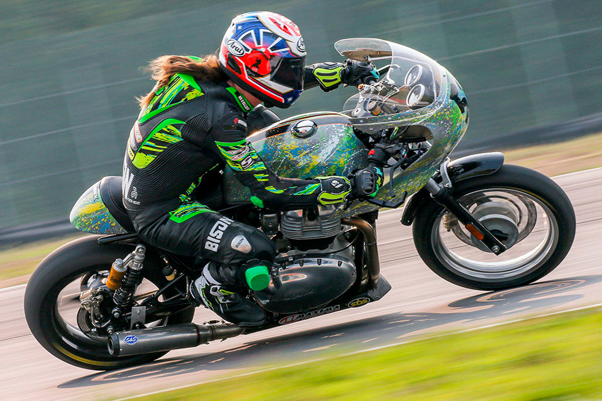 En el BTR Road Racing solo compiten mujeres sobre Royal Enfield