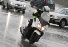Conducir con lluvia sobre una moto hará que tengamos que extremar las precauciones