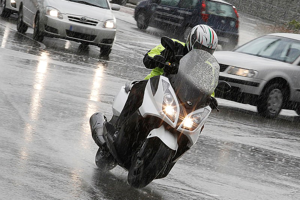 Conducir con lluvia sobre una moto hará que tengamos que extremar las precauciones