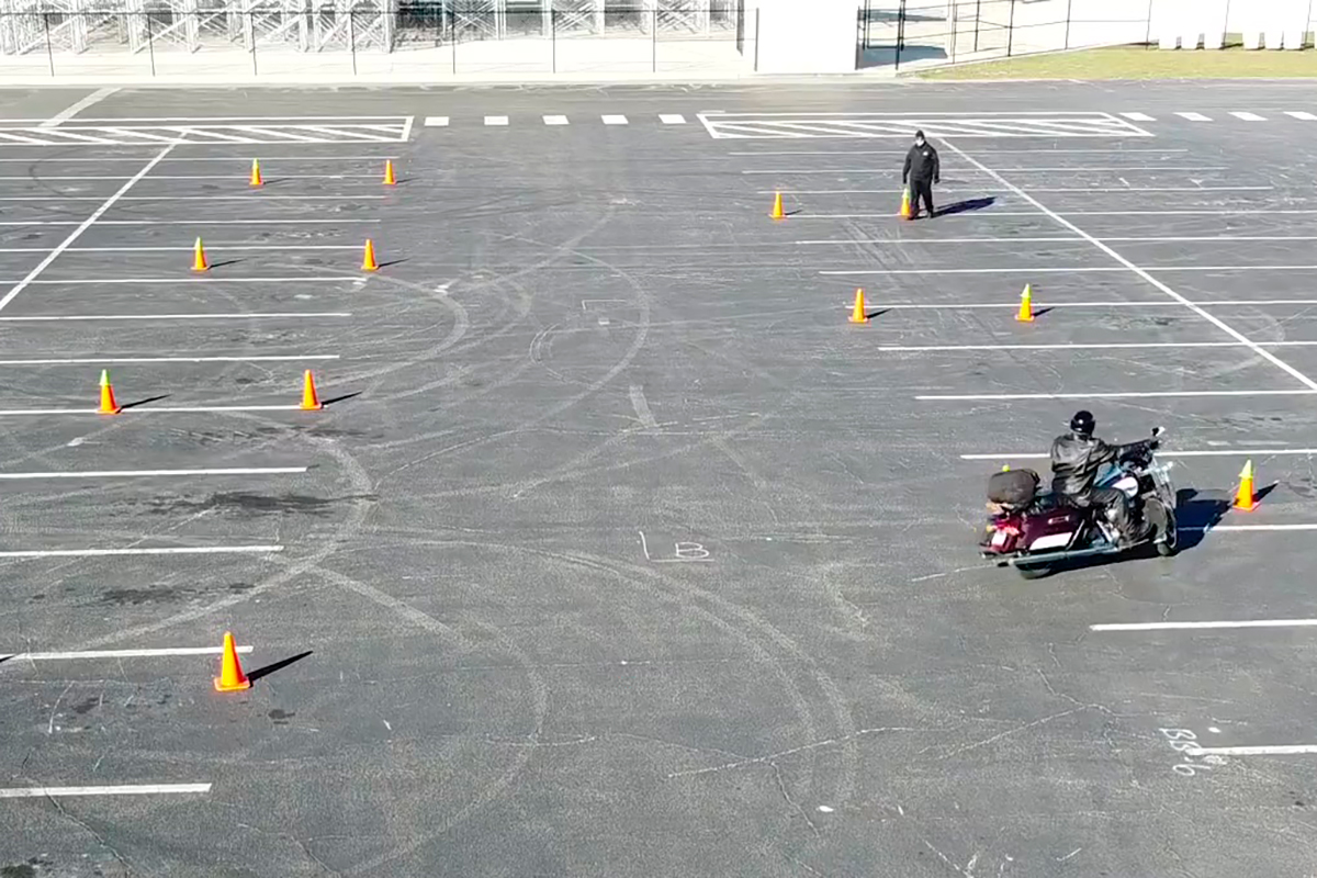 Maniobrar con una moto pesada no es tan difícil como parece
