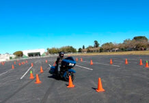 Hacer giros a baja velocidad con una moto pesada es complicado pero no imposible