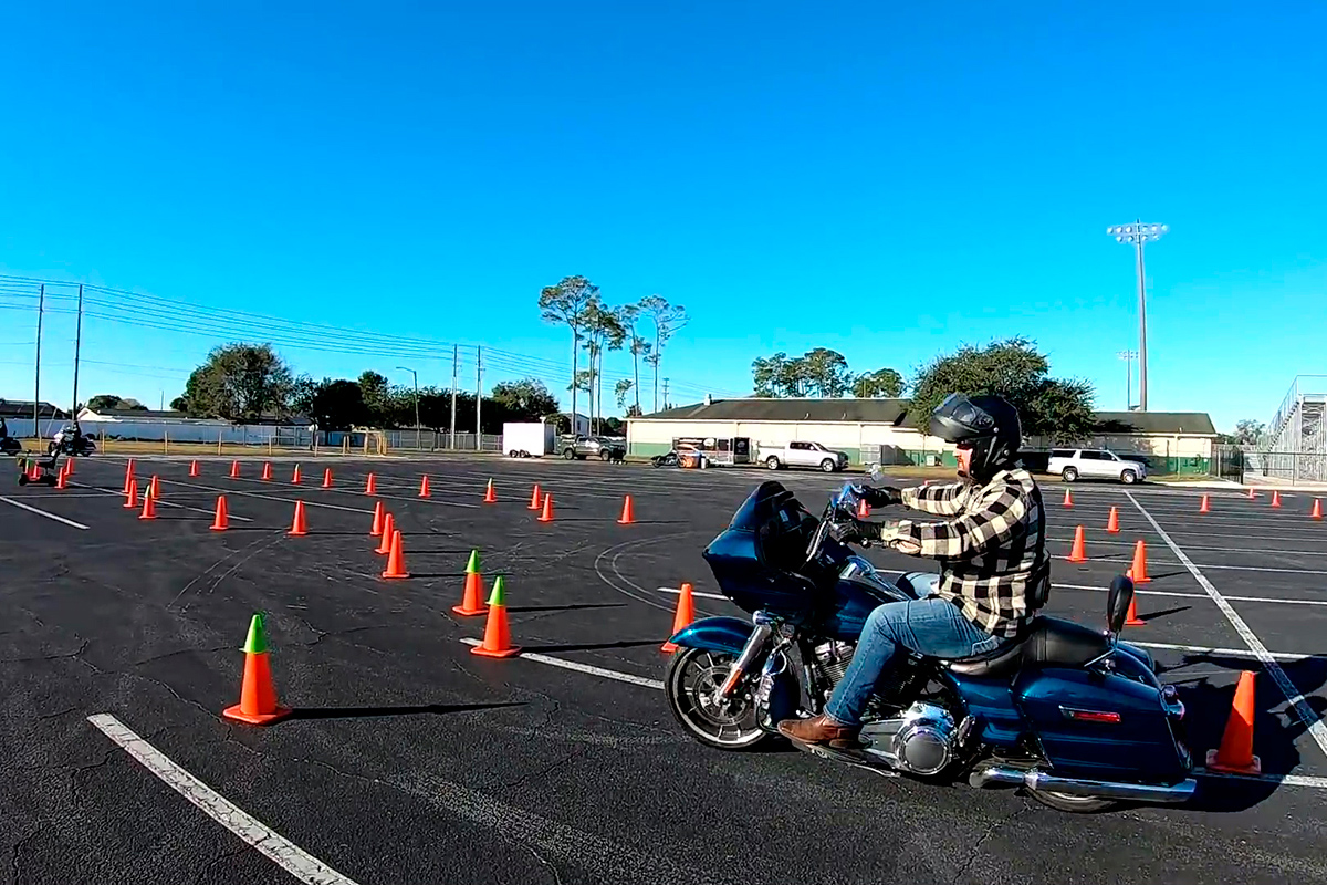 ¿Te ves capaz de superar este circuito de conos con una moto de más de 300 kilos?