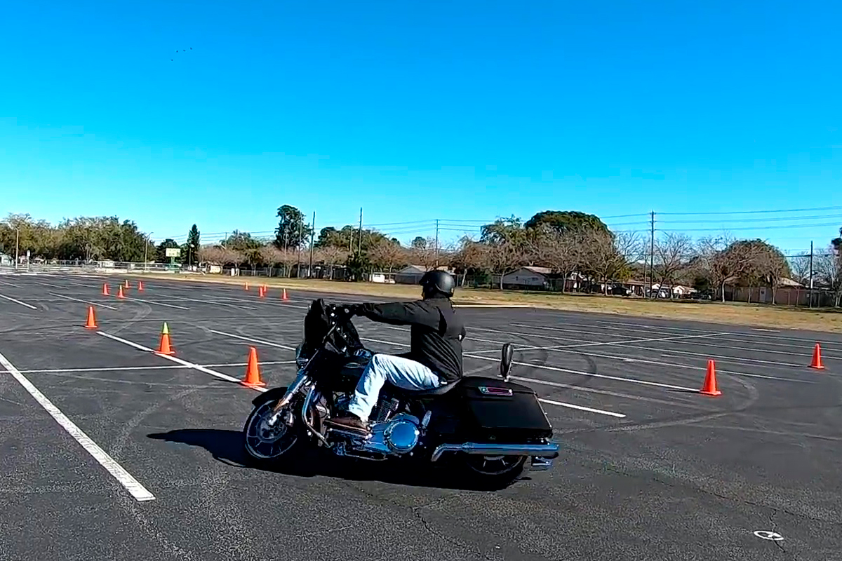Conseguir un giro cerrado sin caerte de una moto tipo Harley o Indian... ¿Imposible?