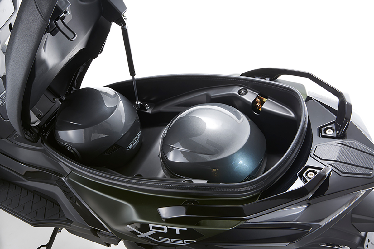 Detalle del cofre del nuevo KYMCO DTX 350, donde caben dos cascos integrales
