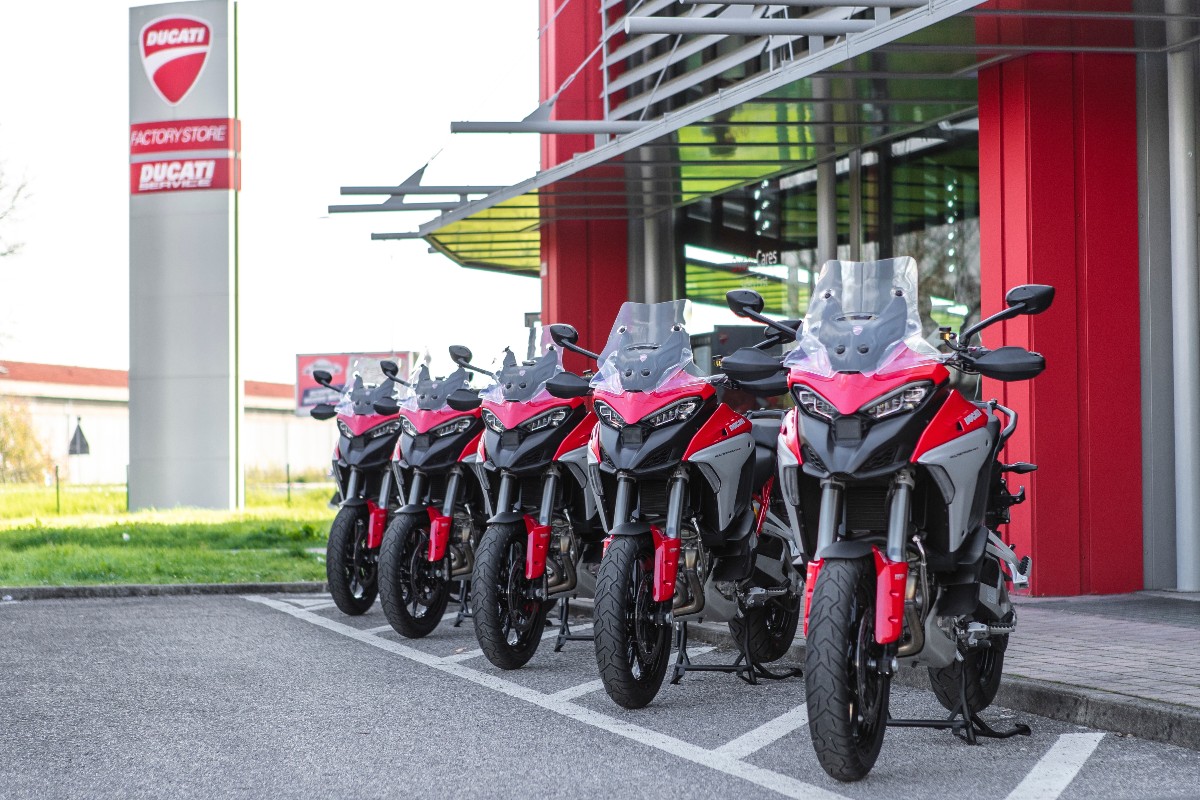 Cinco Ducati Multistrada aparcadas en concesionario