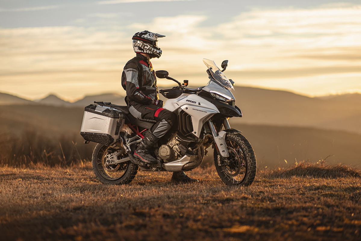 ducati_multistrada_v4s_2022_blanca_con_maletas_1