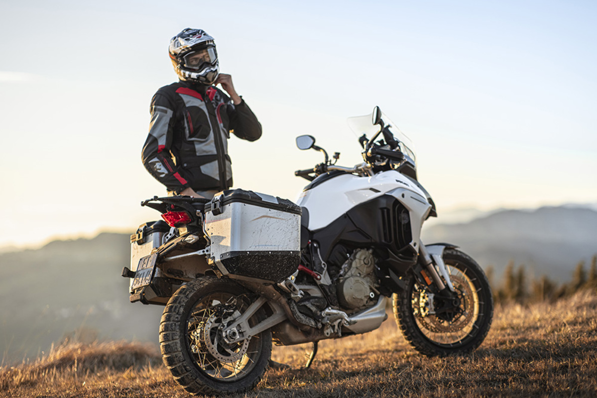 ducati_multistrada_v4s_2022_blanca_con_maletas_6