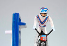 El muñeco de Evel Knievel y su moto de acrobacias, listos para la acción