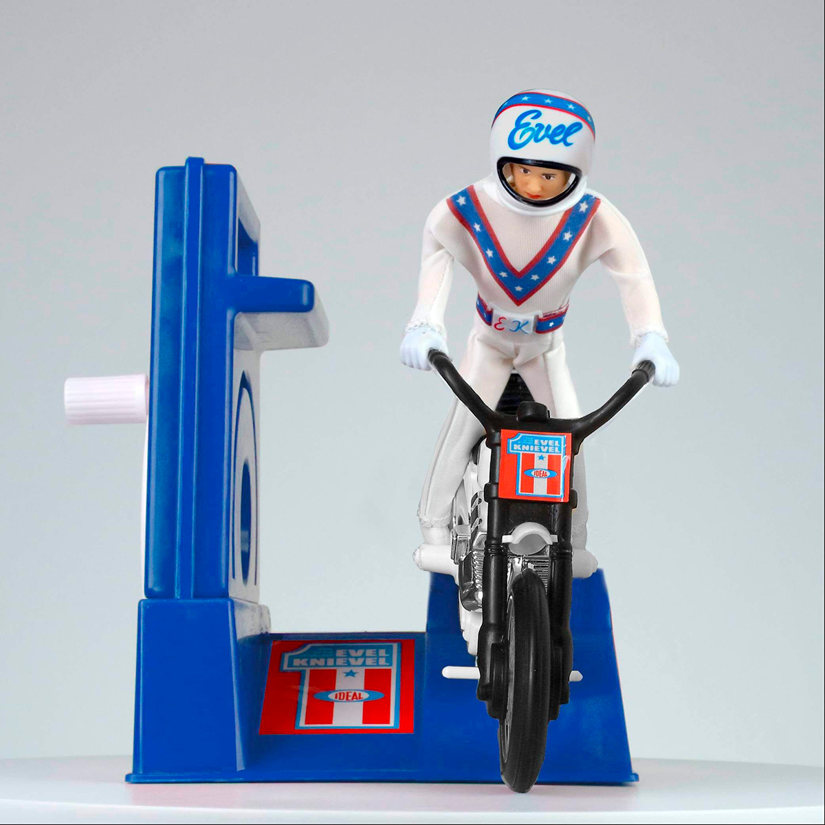 El muñeco de Evel Knievel y su moto de acrobacias, listos para la acción