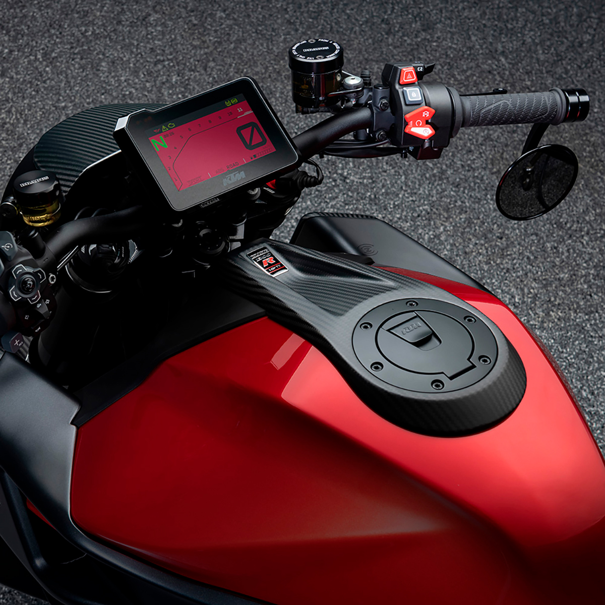 Vista del panel de instrumentos y el depósito de la KTM Brabus 1300 R