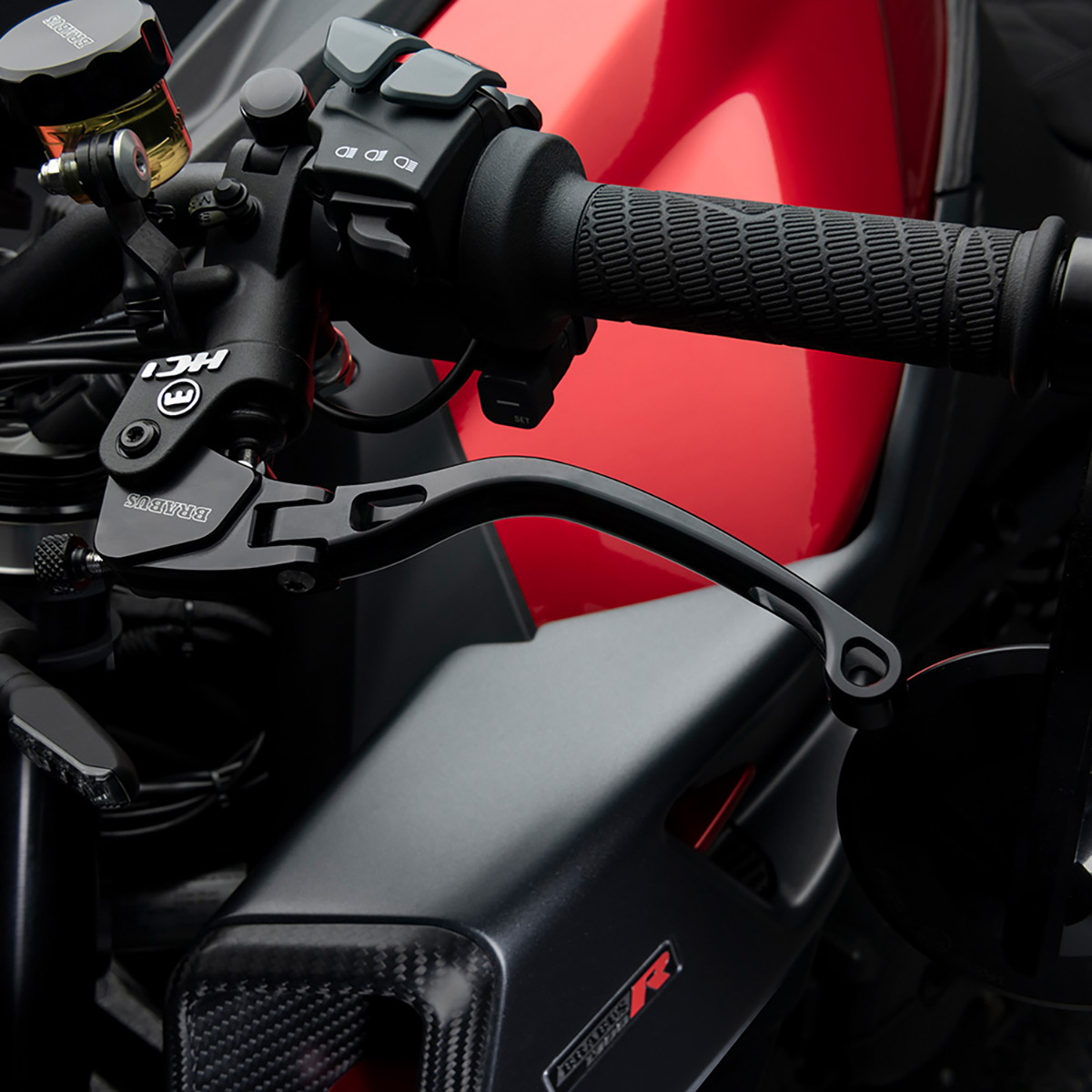 La nueva KTM Brabus 1300 R incorpora unas nuevas manetas