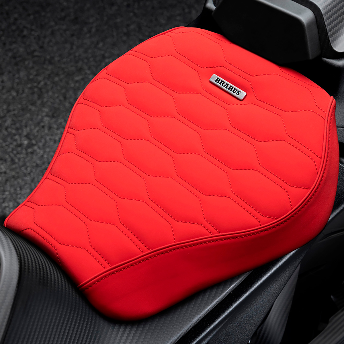 La nueva KTM Brabus 1300 R cuenta con un nuevo sillín tapizado a mano a elegir en rojo o negro