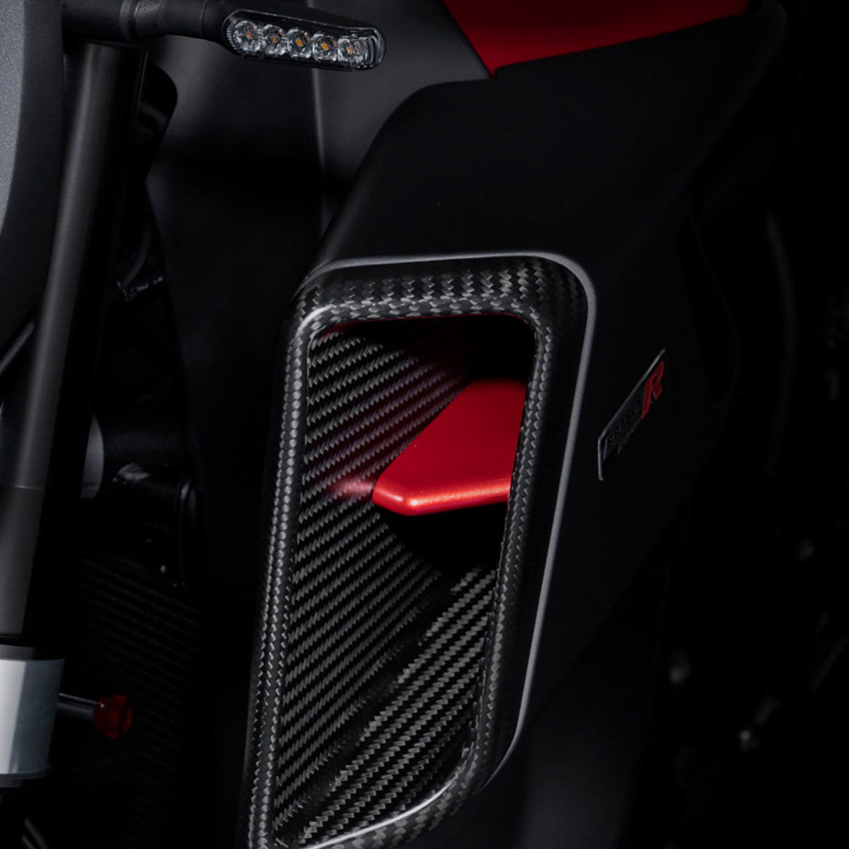 Las entradas de aire laterales de la nueva KTM Brabus 1300 R