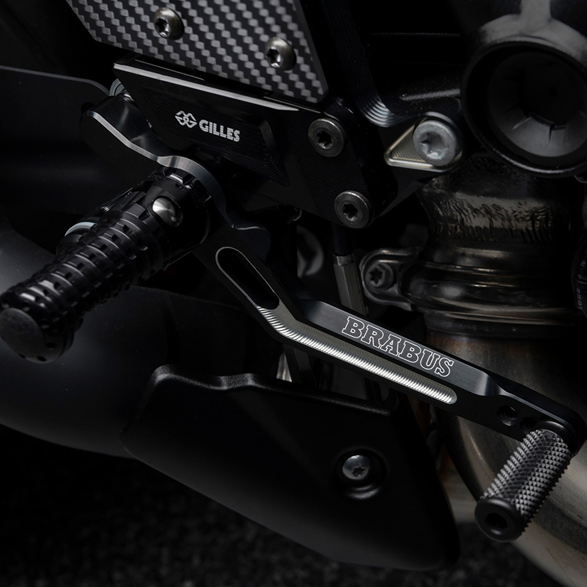 La estribera y la palanca de cambios de la nueva KTM Brabus 1300 R