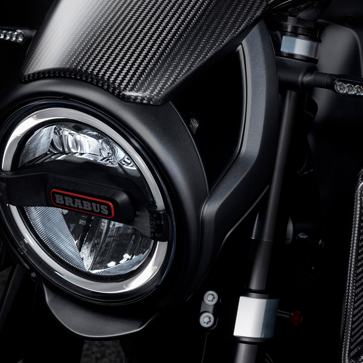 El faro delantero de la nueva KTM Brabus 1300 R es uno de sus elementos más distintivos