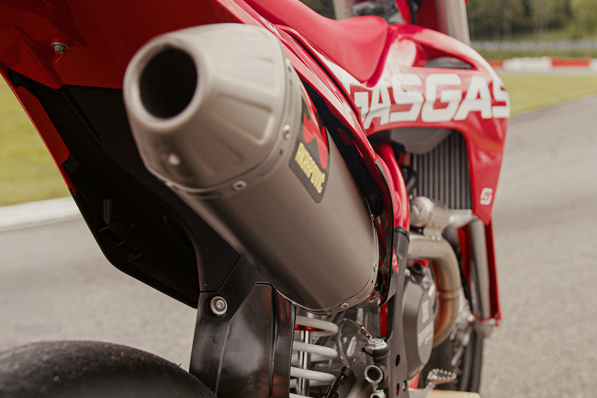 La GasGas MC 450F lista para rodar en circuito como una divertida Supermoto