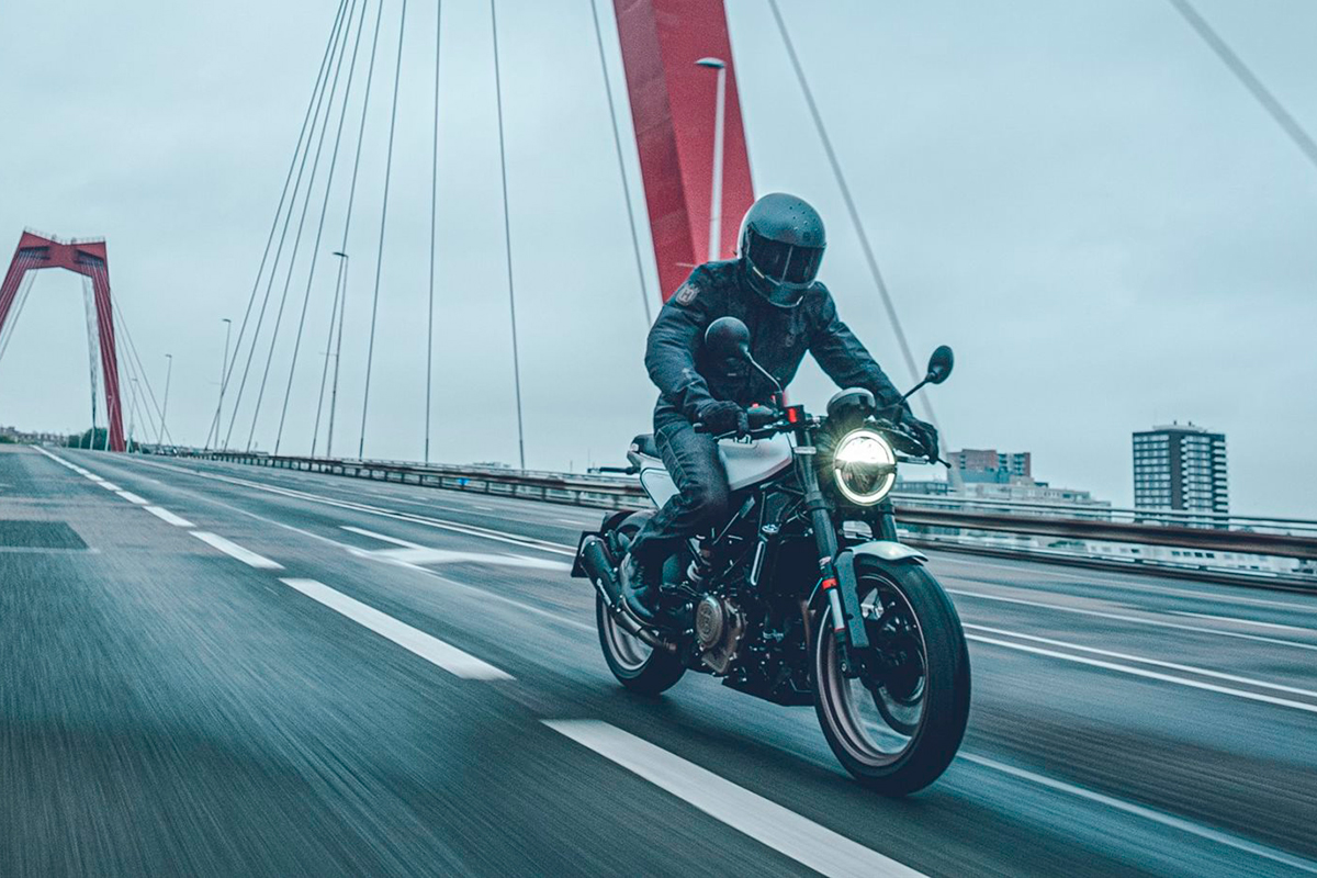 La Husqvarna Vitpilen 401 2022 no cambia en nada con respecto a su antecesora salvo los gráficos