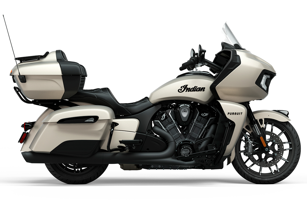 La nueva Indian Pursuit Dark Horse en acabado Silver Quartz Smoke