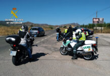 La Guardia Civil pidiendo los papeles a un motero