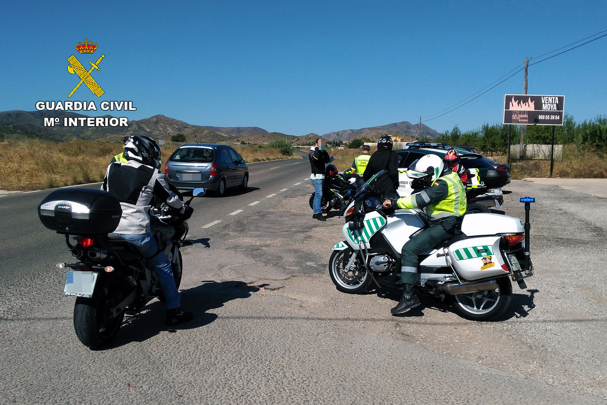 La Guardia Civil pidiendo los papeles a un motero