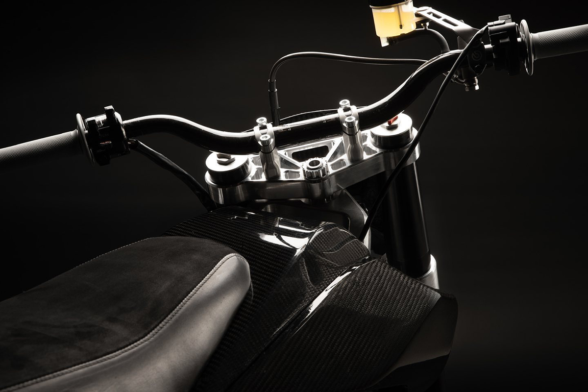 Detalle del manillar de la nueva moto eléctrica Axiis Lion