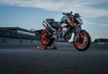 KTM 890 DUKE R 2022 foto estática tres cuartos delantero