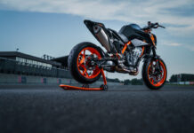 KTM 890 DUKE R 2022 tres cuartos trasero