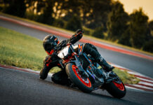 KTM 890 DUKE R 2022 tocando con el codo en una curva a derechas