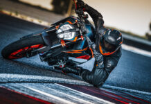KTM 890 DUKE R 2022 tomando una curva