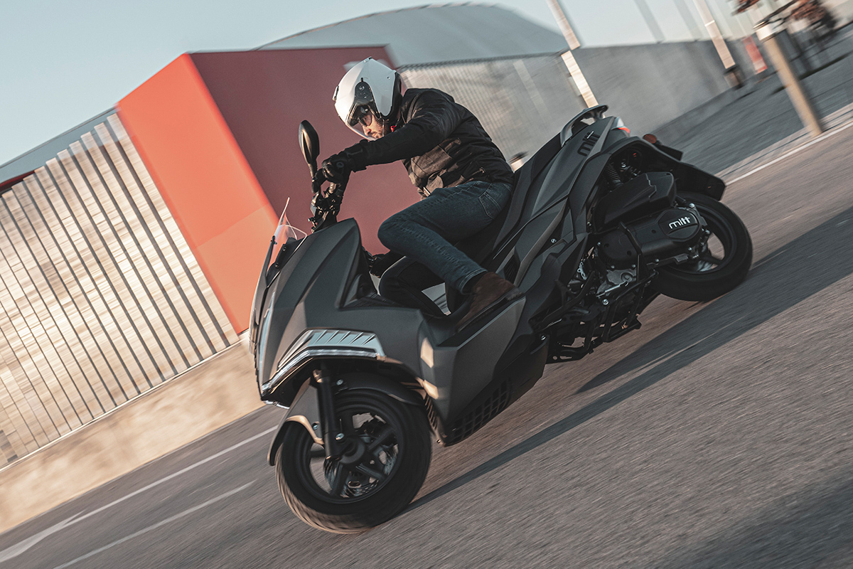 El nuevo MITT 125 GT-Max 2022 encarando una curva con soltura