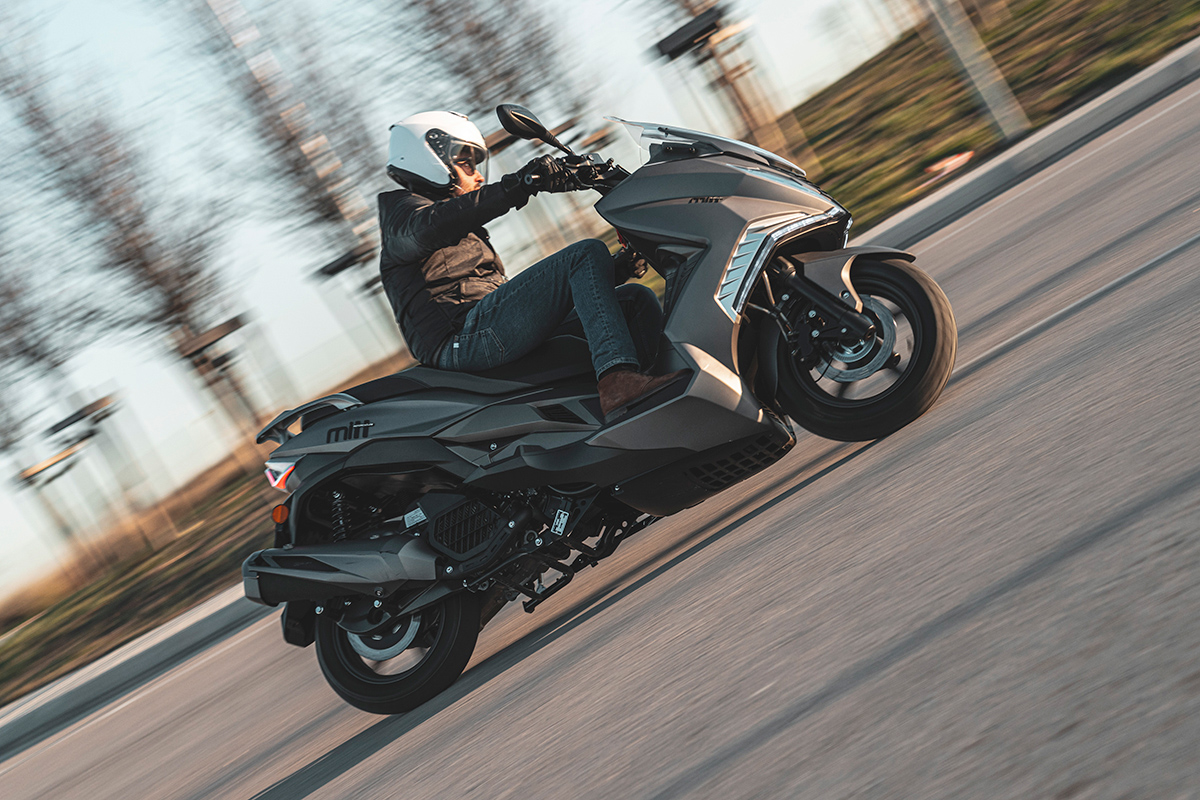 El nuevo MITT 125 GT-Max 2022, tumbando en curva