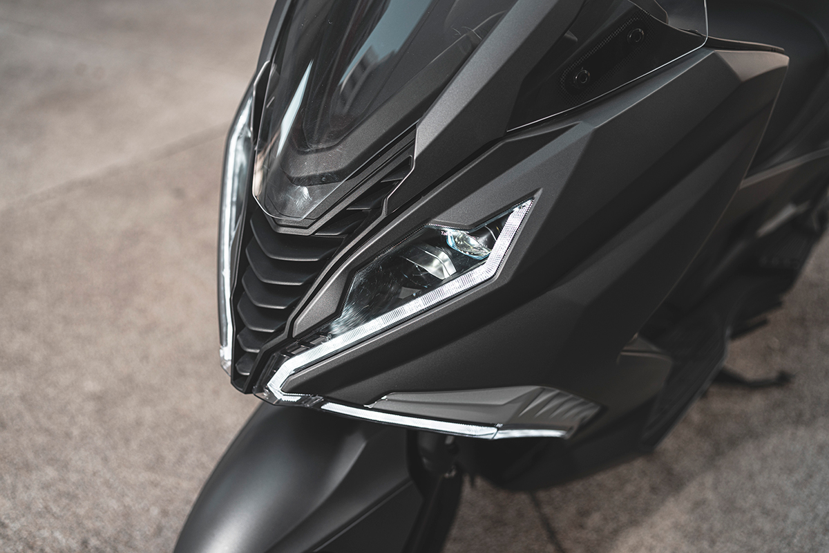 Detalle de las luces delanteras del nuevo MITT 125 GT-Max 2022