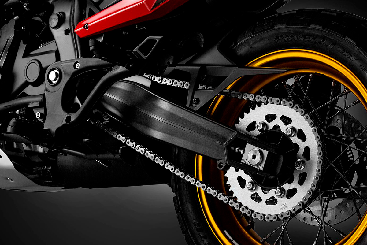 Detalle de la transmisión de la nueva Moto Morini X-Cape Gold Wheels Edition
