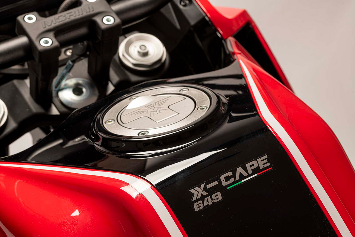 Detalle del depósito de la Moto Morini X-Cape Gold Wheels Edition