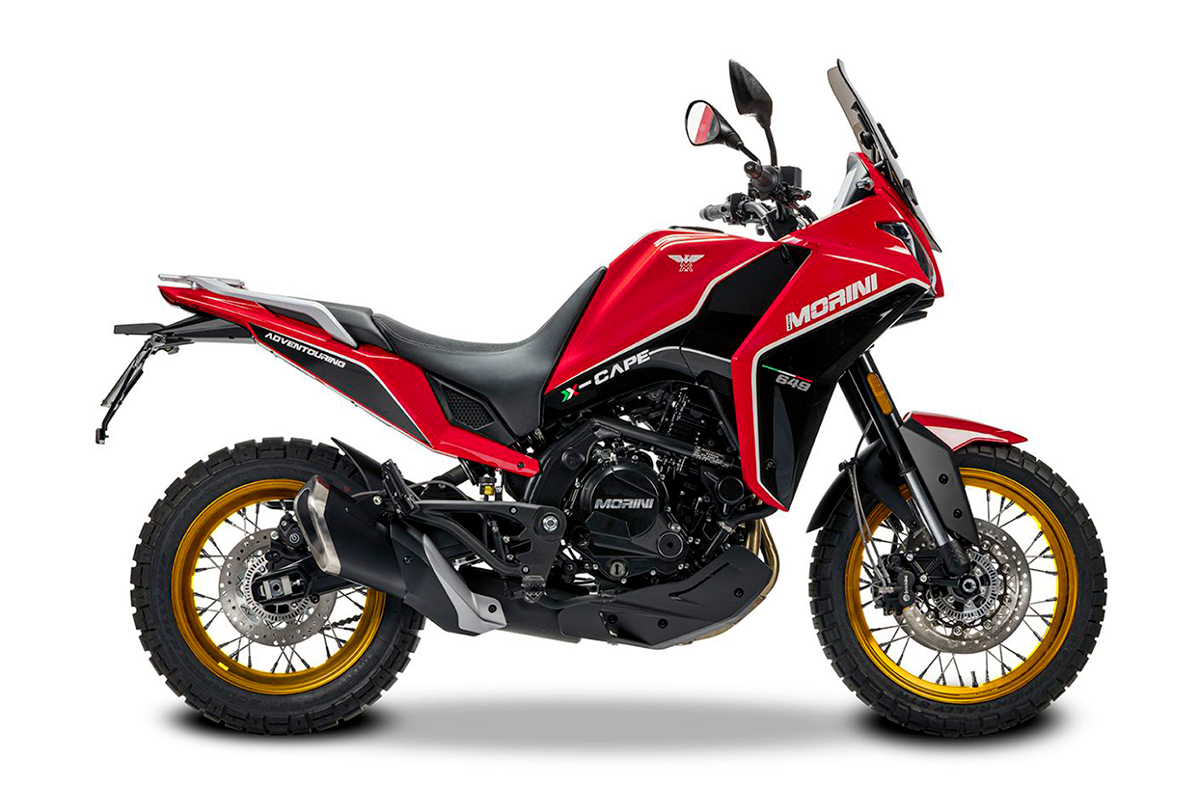 La nueva Moto Morini X-Cape Gold Wheels Edition vista desde el lado derecho