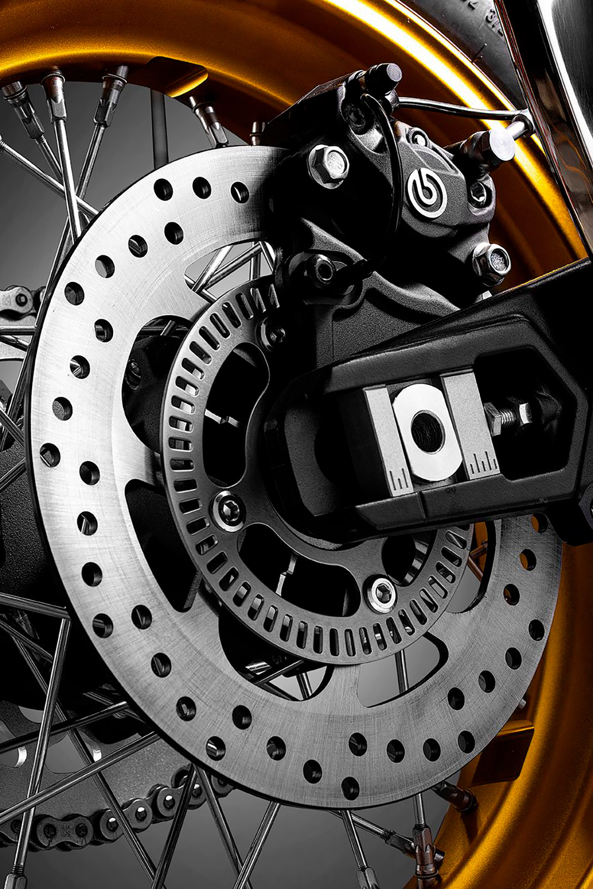 Detalle de la llanta trasera dorada de la nueva Moto Morini X-Cape Gold Wheels Edition