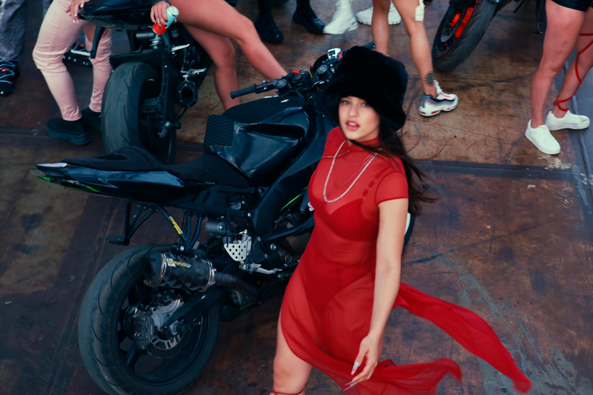 Rosalía, con un gorro estilo Jamiroquai y un vestido transparente en su videoclip Saoko
