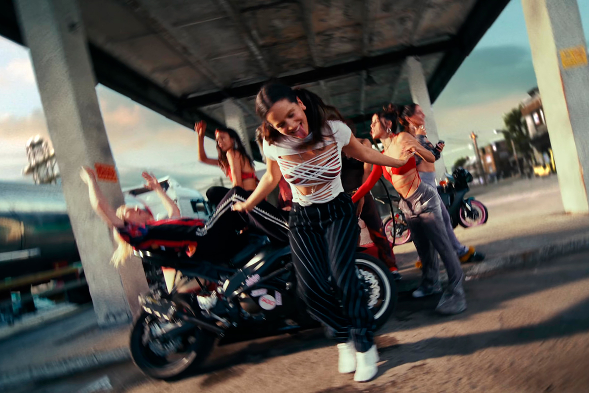 Rosalía se pasa a las motos en su último videoclip, Saoko