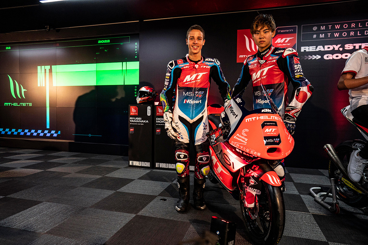 Diogo Moreira y Ryusei Yamanaka posan con sus Moto3 del equipo MT Helmets – MSI Spain Team