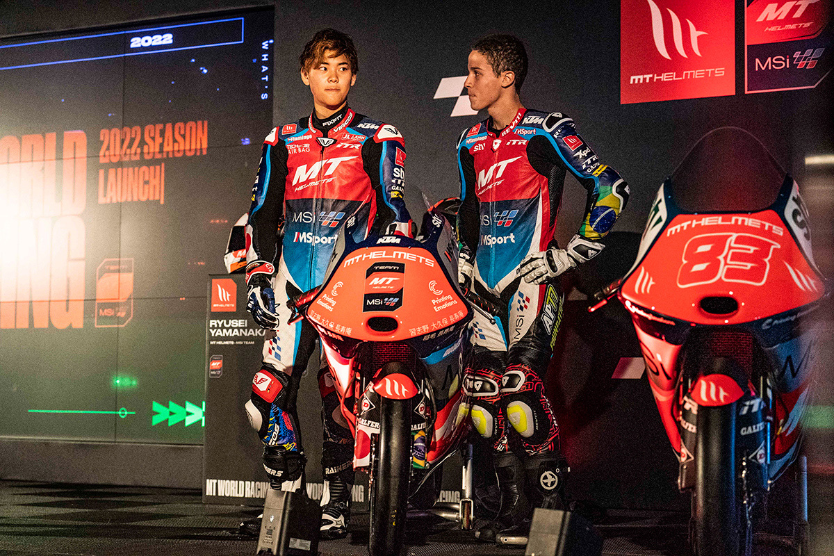 Ryusei Yamanaka y Diogo Moreira con sus motos de la temporada 2022 de Moto3 del equipo MT Helmets – MSI Spain Team