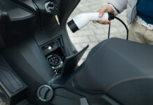 El nuevo scooter eléctrico Nerva Exe tiene la toma de carga bajo el manillar