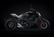 La nueva Ducati XDiavel Nera con el asiento en Cemento (Gris)