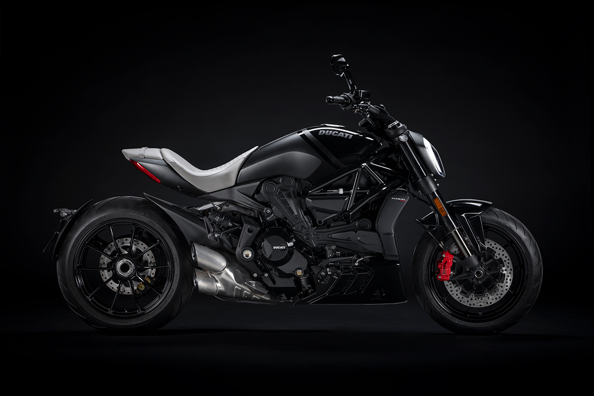 La nueva Ducati XDiavel Nera con el asiento en Cemento (Gris)