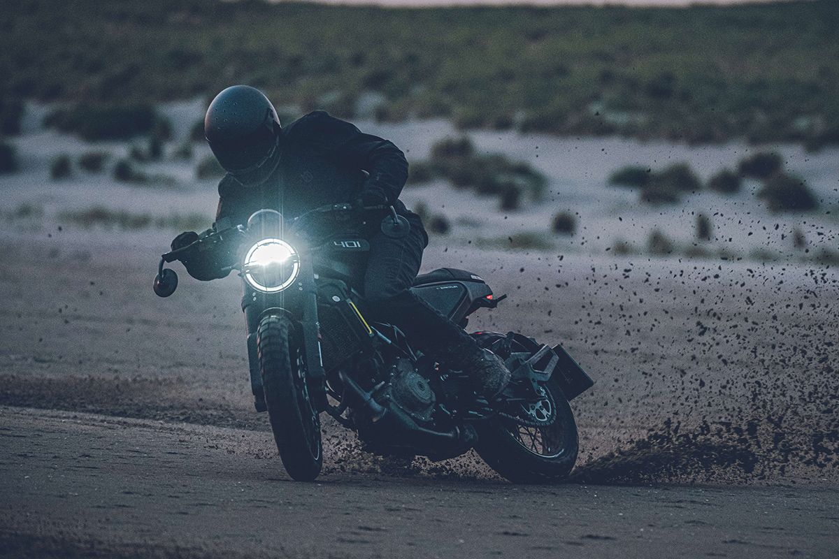 Los neumáticos Pirelli Scorpion de la nueva Husqvarna Svartpilen 401 2022 refuerzan su espíritu off road