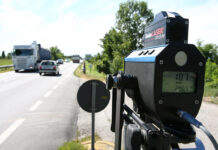 Un radar móvil Telelaser listo para multar en una carretera