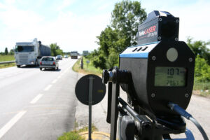 Un radar móvil Telelaser listo para multar en una carretera