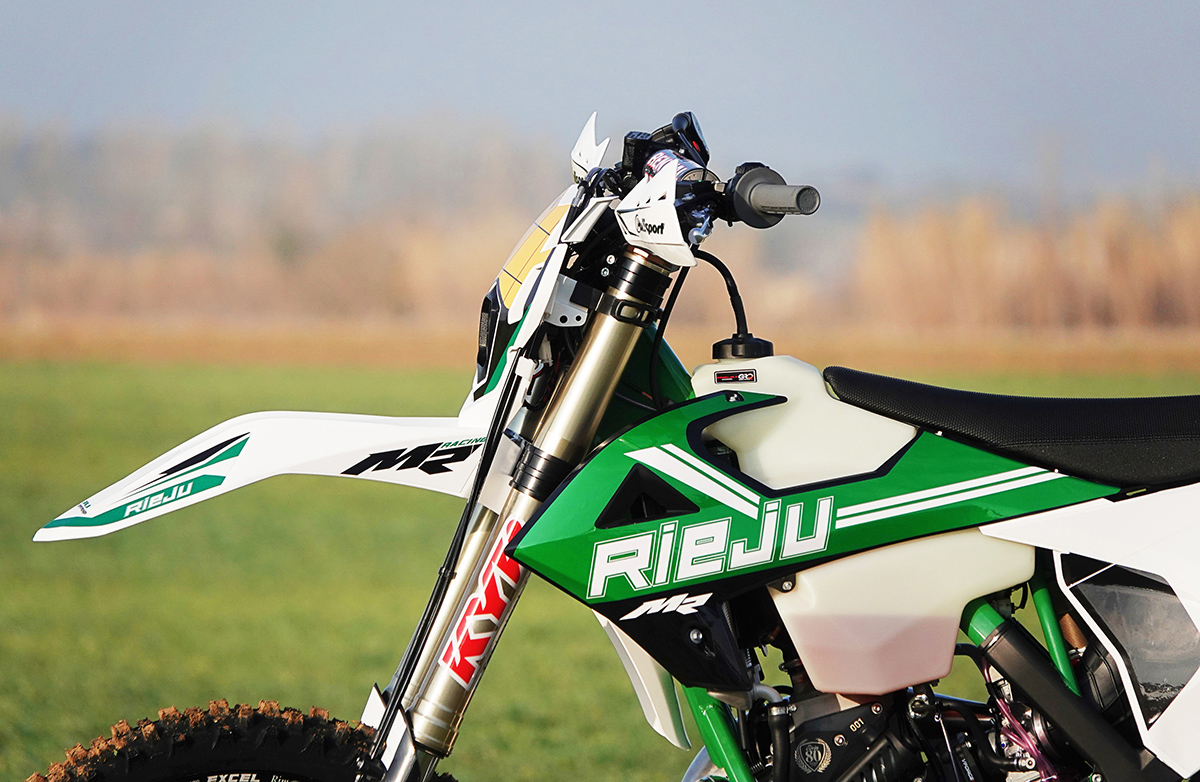 Detalle del carenado lateral de la nueva Rieju MR 300 80 Anniversary