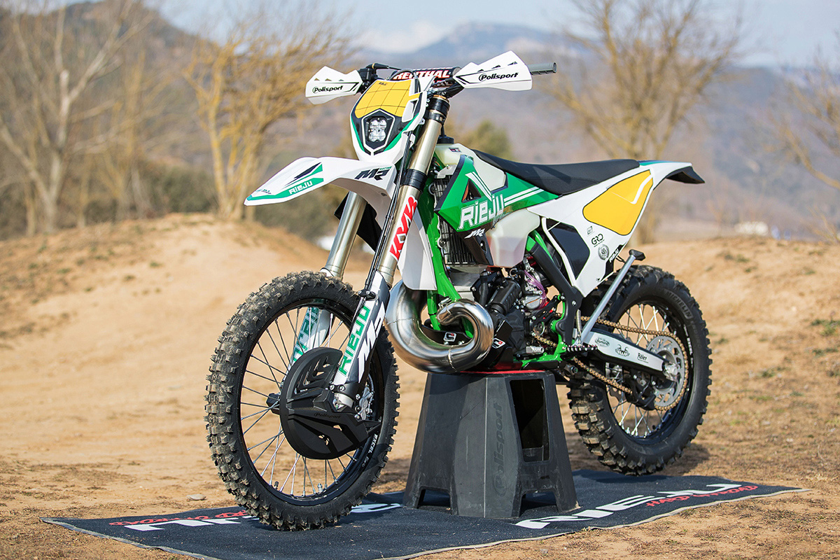 La nueva Rieju MR 300 80 Anniversary cuenta con unos atractivos gráficos en blanco, verde y amarillo