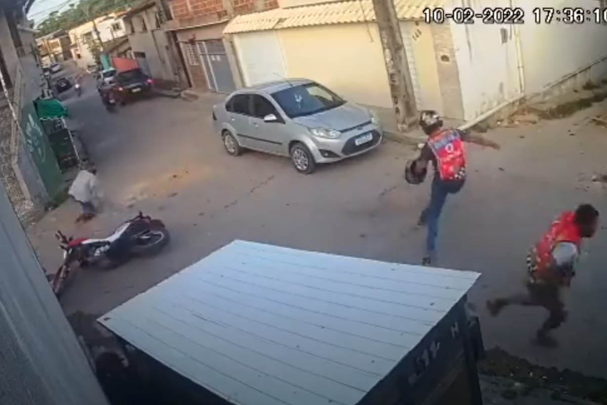 El ladrón se lleva la mano al pantalón y toca correr